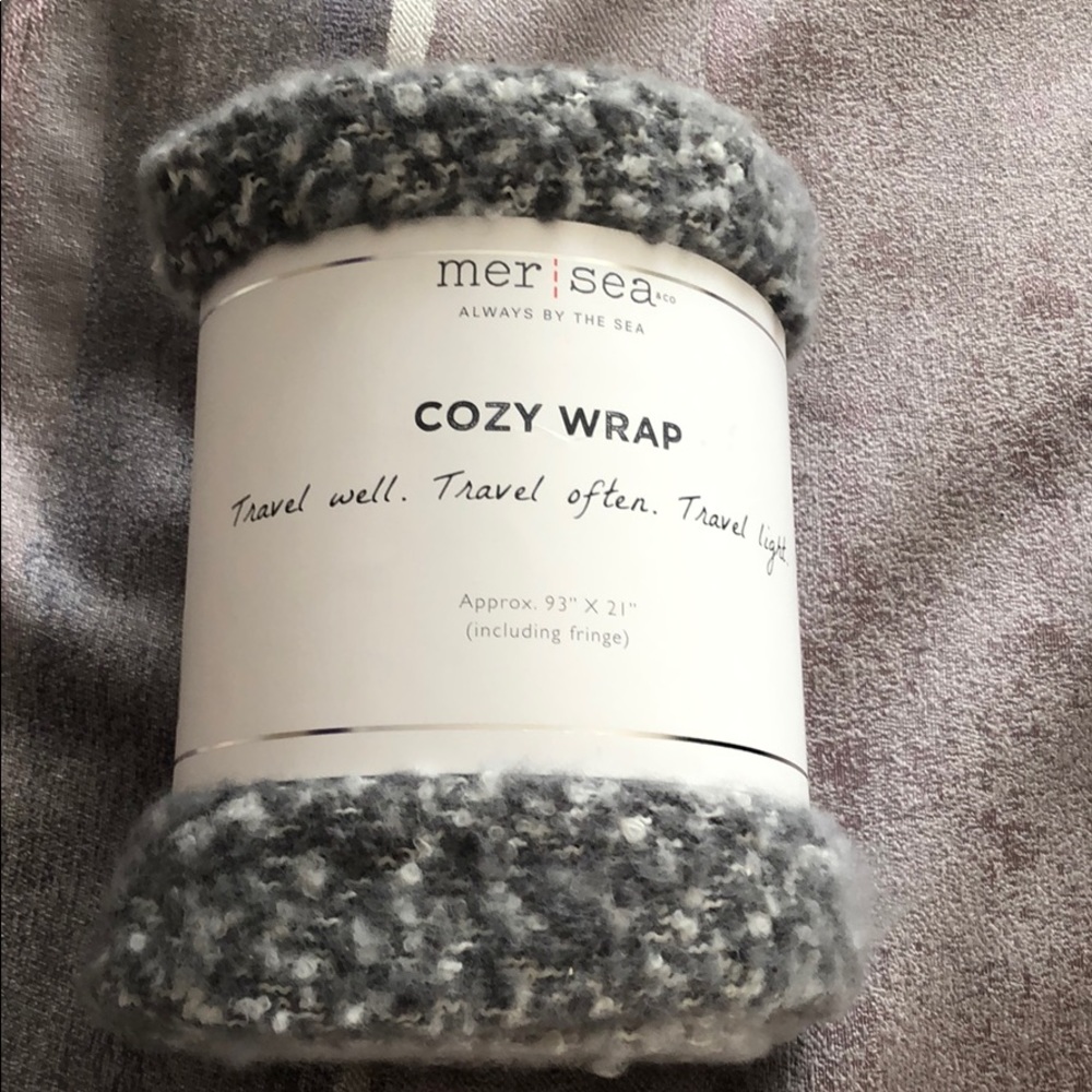 COZY WRAP ❄️ NEVER USED